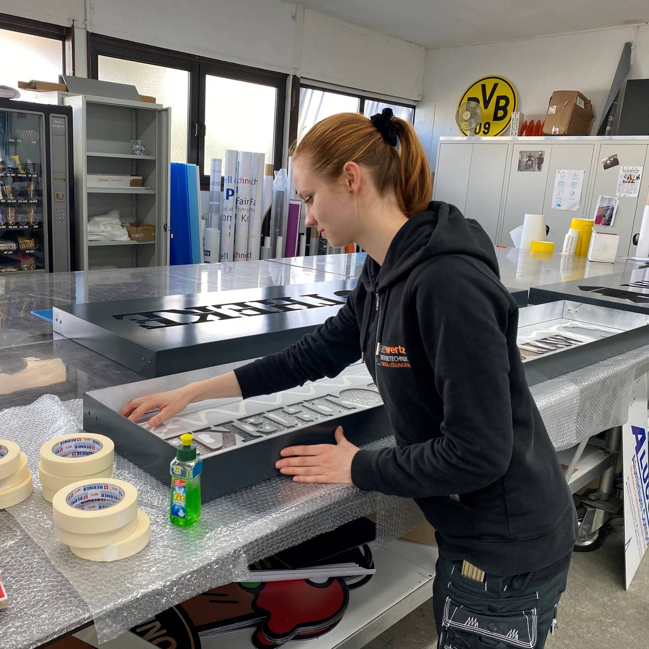 Nina Schönefeld (26) bei ihrer Arbeit als Lichtreklametechnikerin bei der Firma Neon Wertz in Dortmund