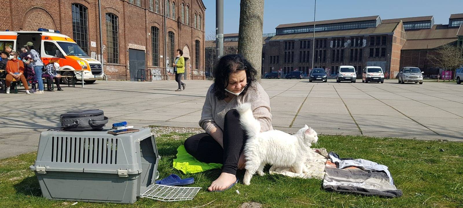 Lilia aus der Ukraine und ihre Katzen an der Warsteiner Music Hall.
