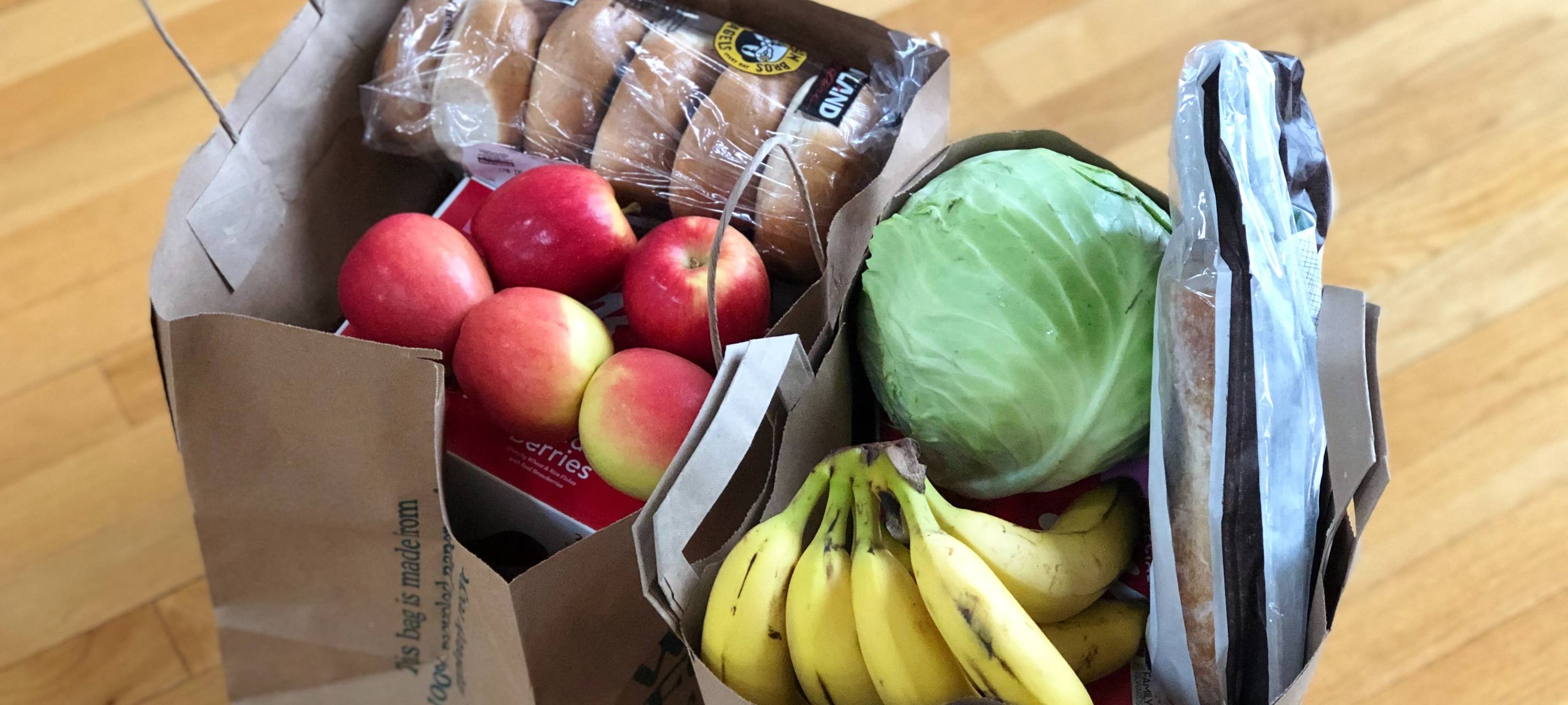 Zwei Papier-Einkaufstaschen mit Obst und Gemüse vom Lebensmittel-Lieferdienst