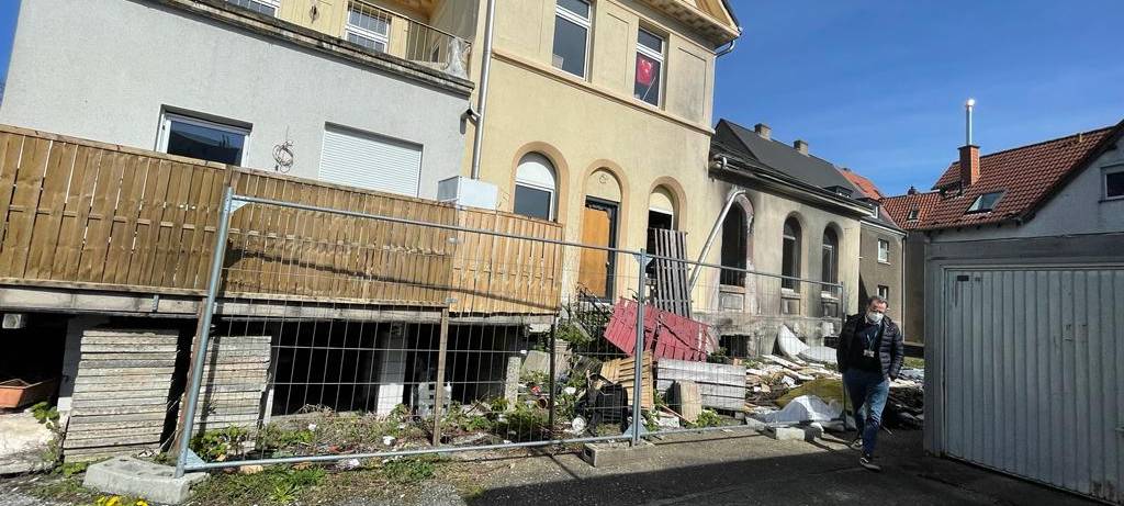 Mann in Oestrich erstochen: Zwei Täter auf der Flucht