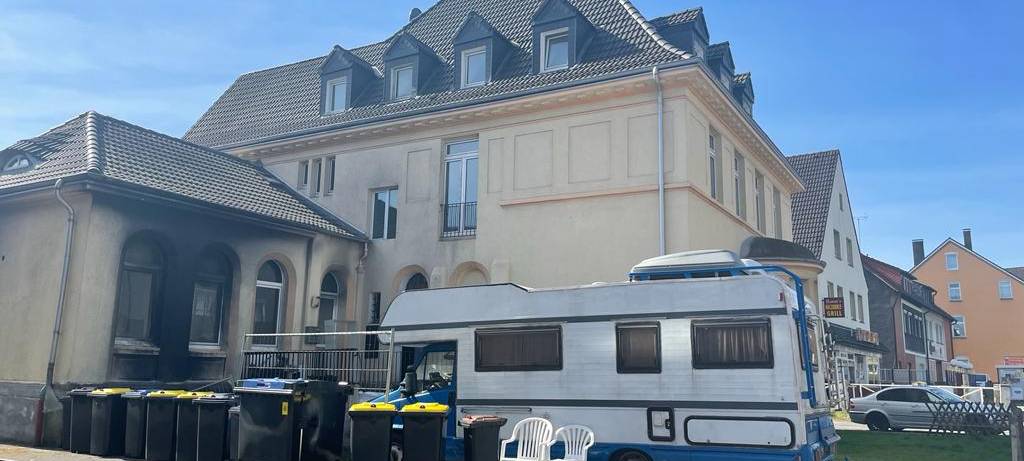 Mann in Oestrich erstochen: Zwei Täter auf der Flucht