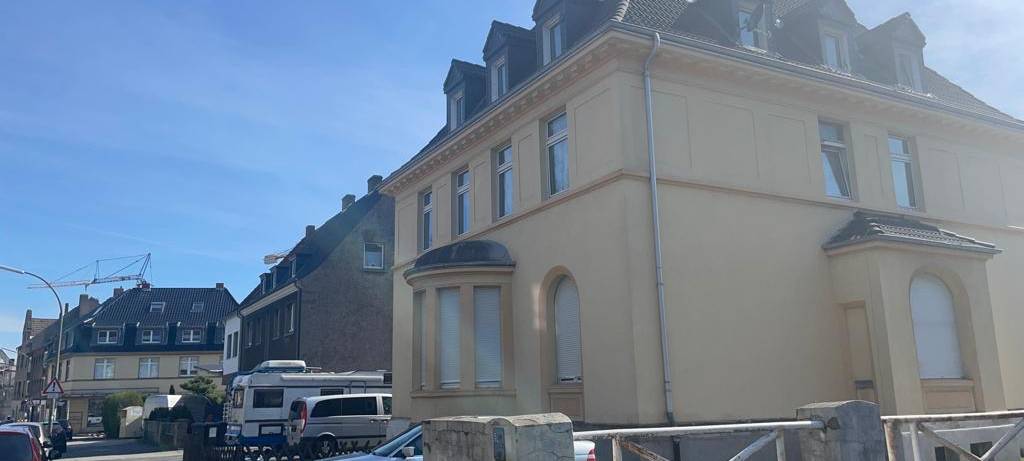 Mann in Oestrich erstochen: Zwei Täter auf der Flucht