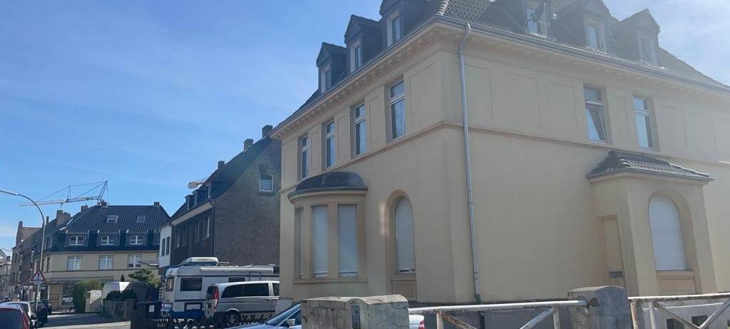 Mann in Oestrich erstochen: Zwei Täter auf der Flucht