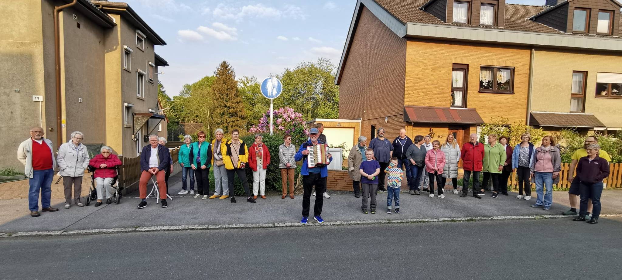 Nachbarschaft in Oespel singt täglich gemeinsam „Der Mond ist aufgegangen“