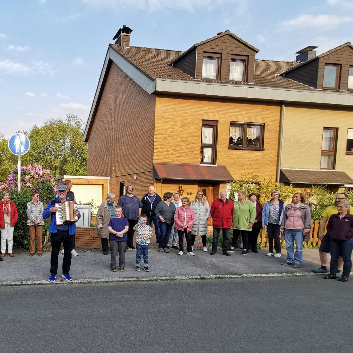 Nachbarschaft in Oespel singt täglich gemeinsam „Der Mond ist aufgegangen“