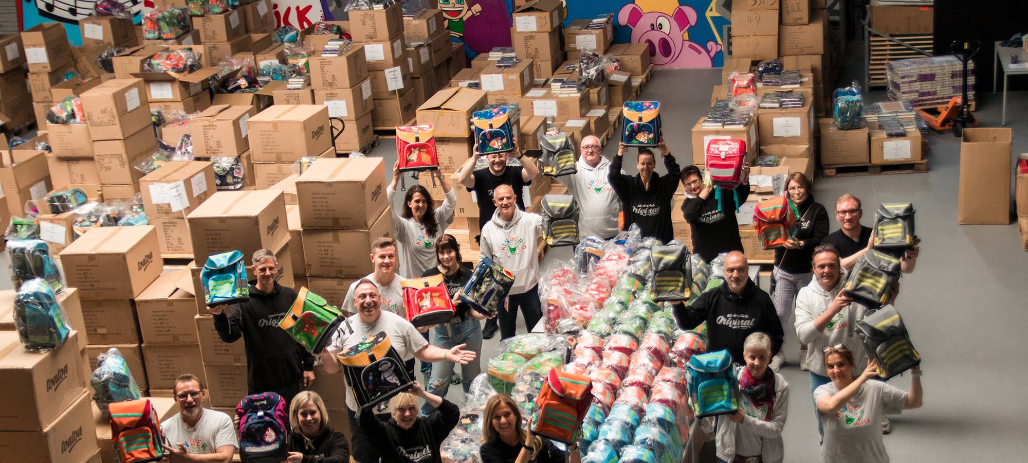 Tausende Schulranzen für bedürftige Familien