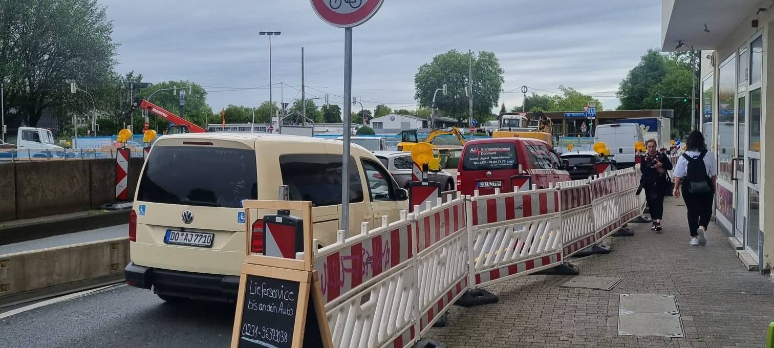 Dortmunder Cafe bietet Lieferservice ans Auto an