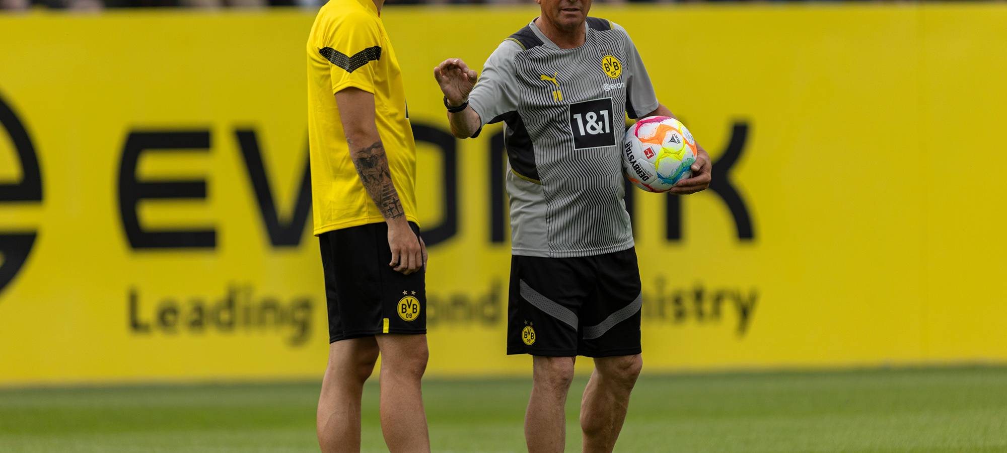 1300 Fans bei erstem BVB-Mannschaftstraining in Dortmund dabei