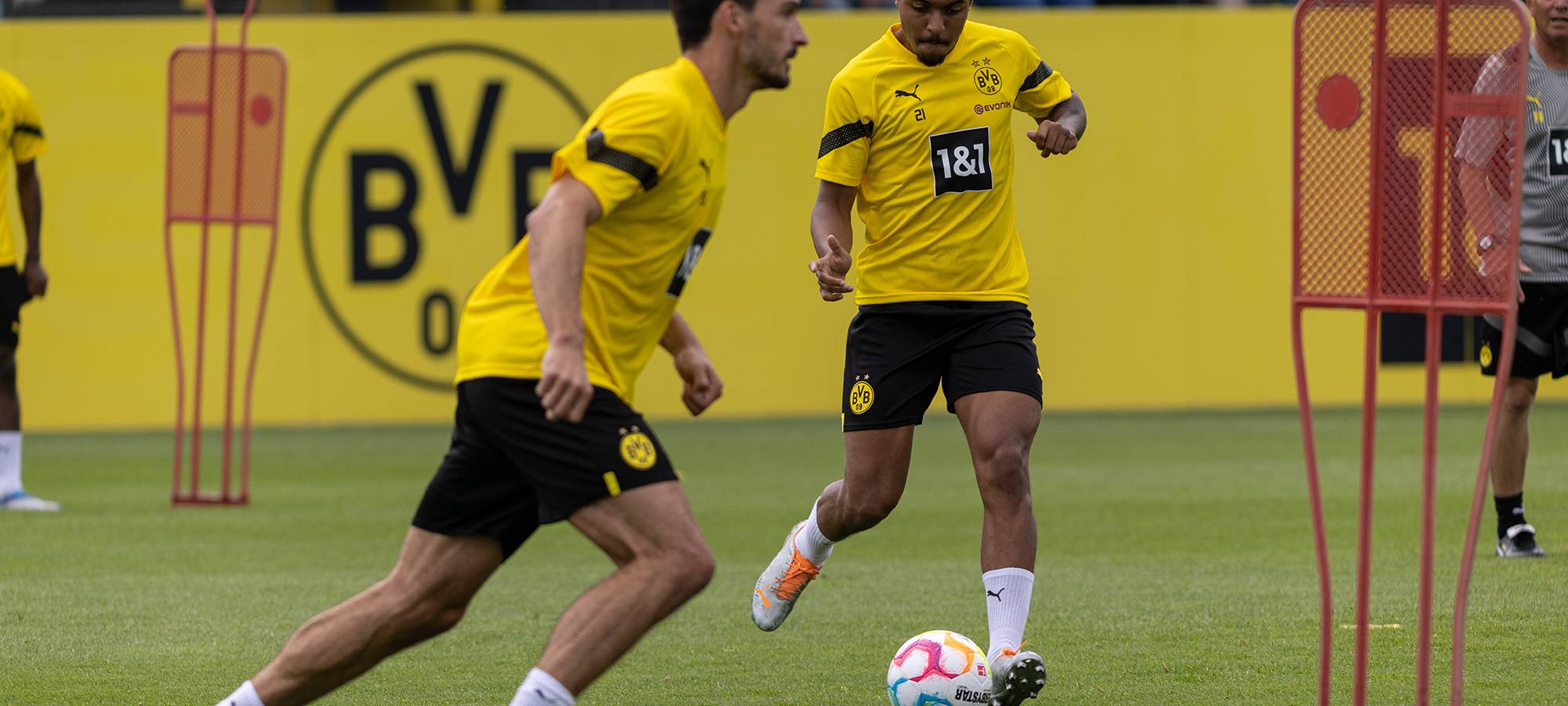 1300 Fans bei erstem BVB-Mannschaftstraining in Dortmund dabei