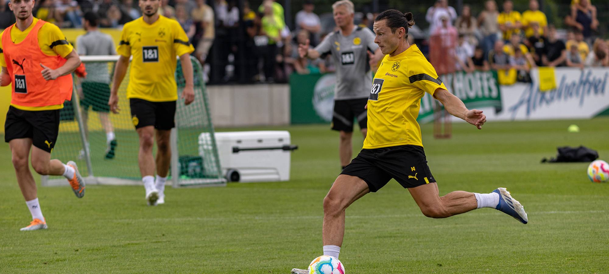 1300 Fans bei erstem BVB-Mannschaftstraining in Dortmund dabei