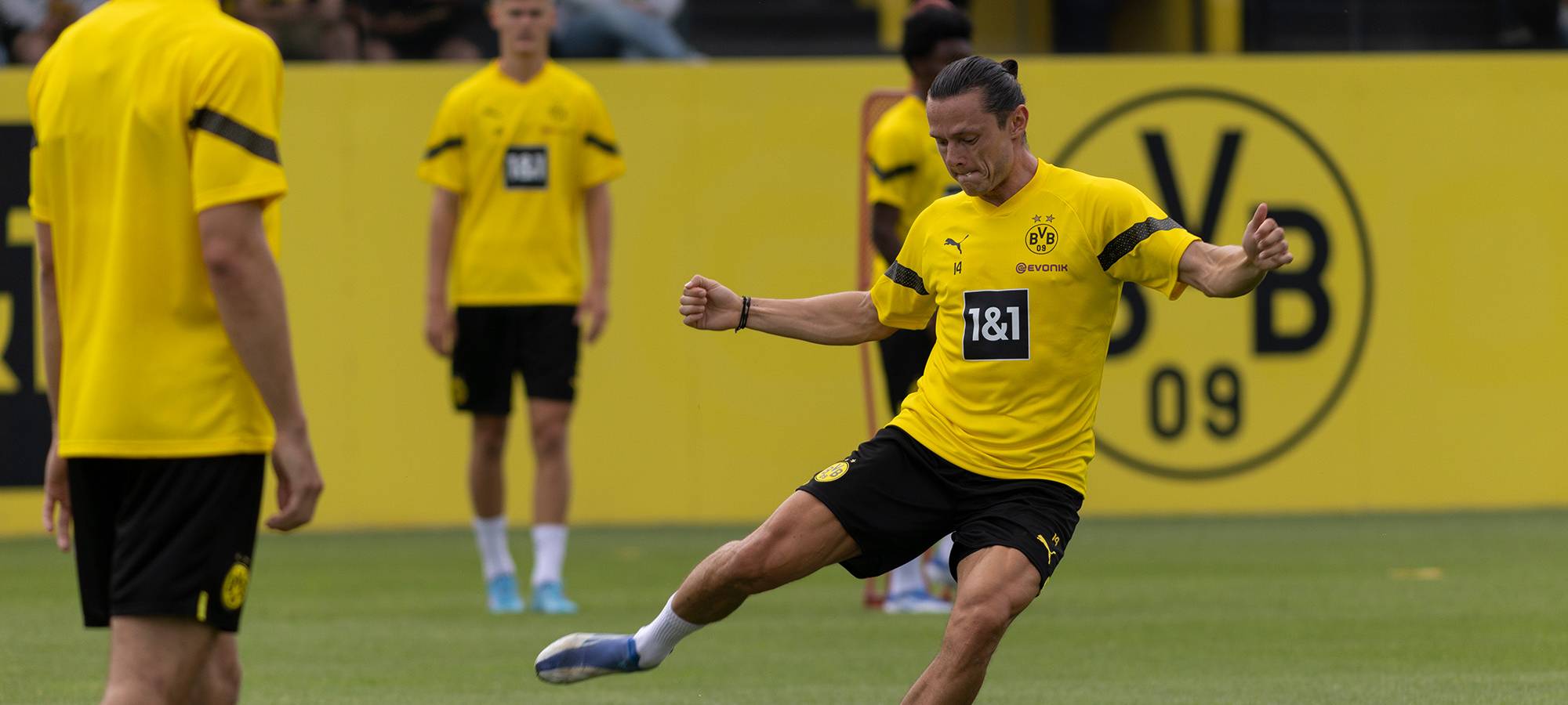 1300 Fans bei erstem BVB-Mannschaftstraining in Dortmund dabei