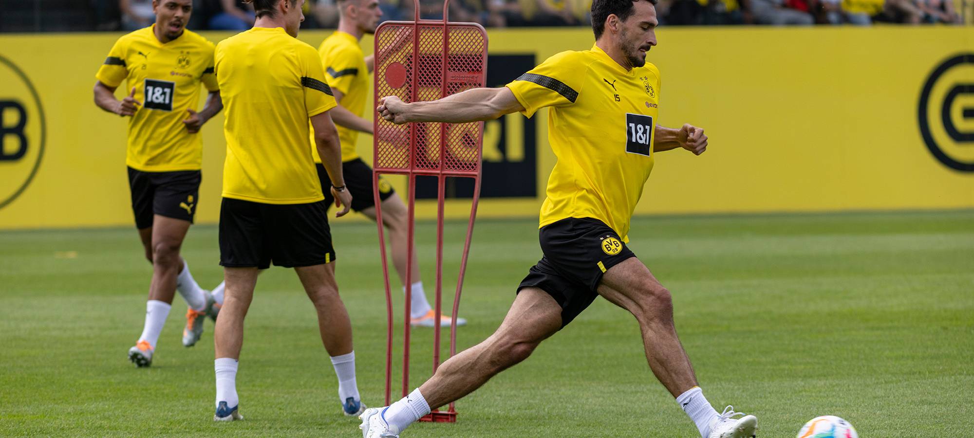 1300 Fans bei erstem BVB-Mannschaftstraining in Dortmund dabei