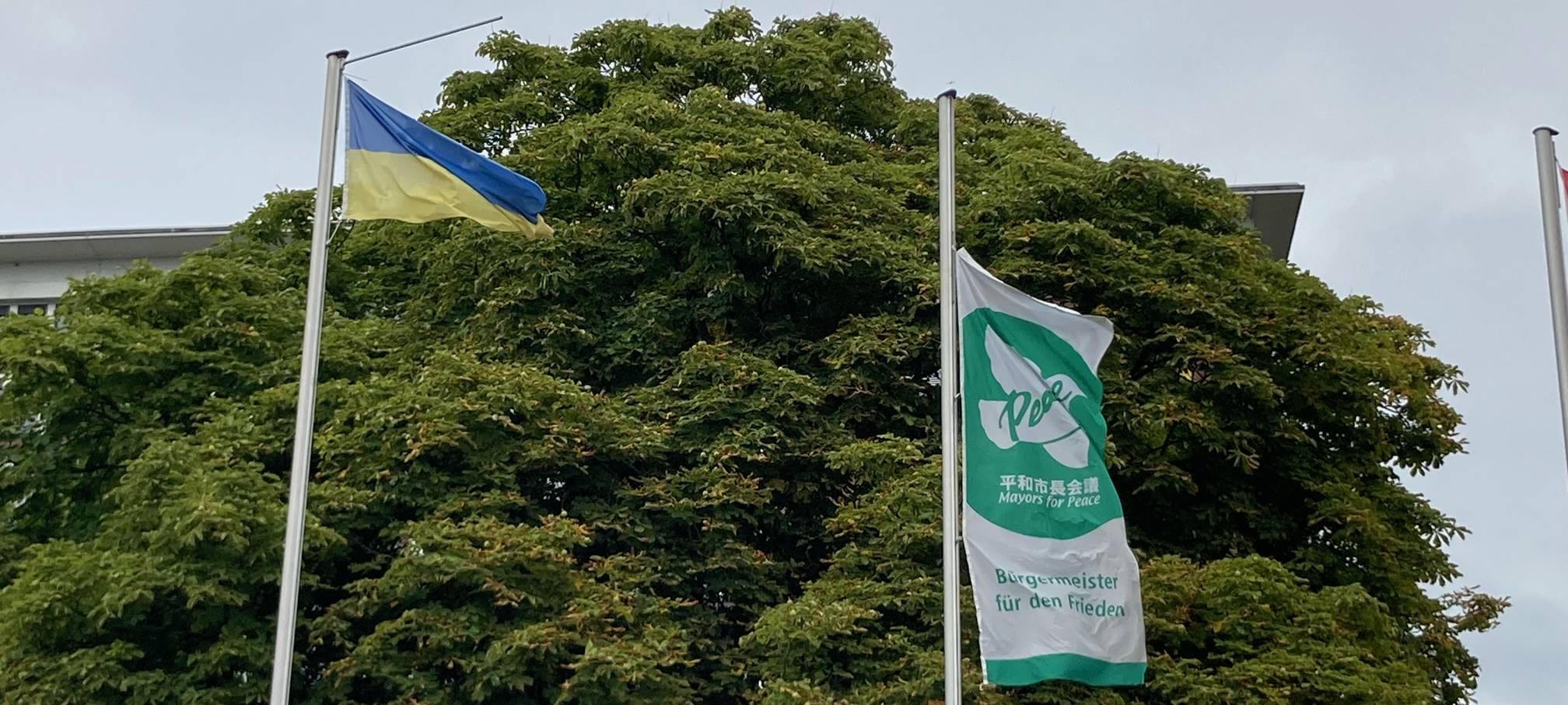 Dortmund: Flaggen für den Frieden vor dem Stadthaus