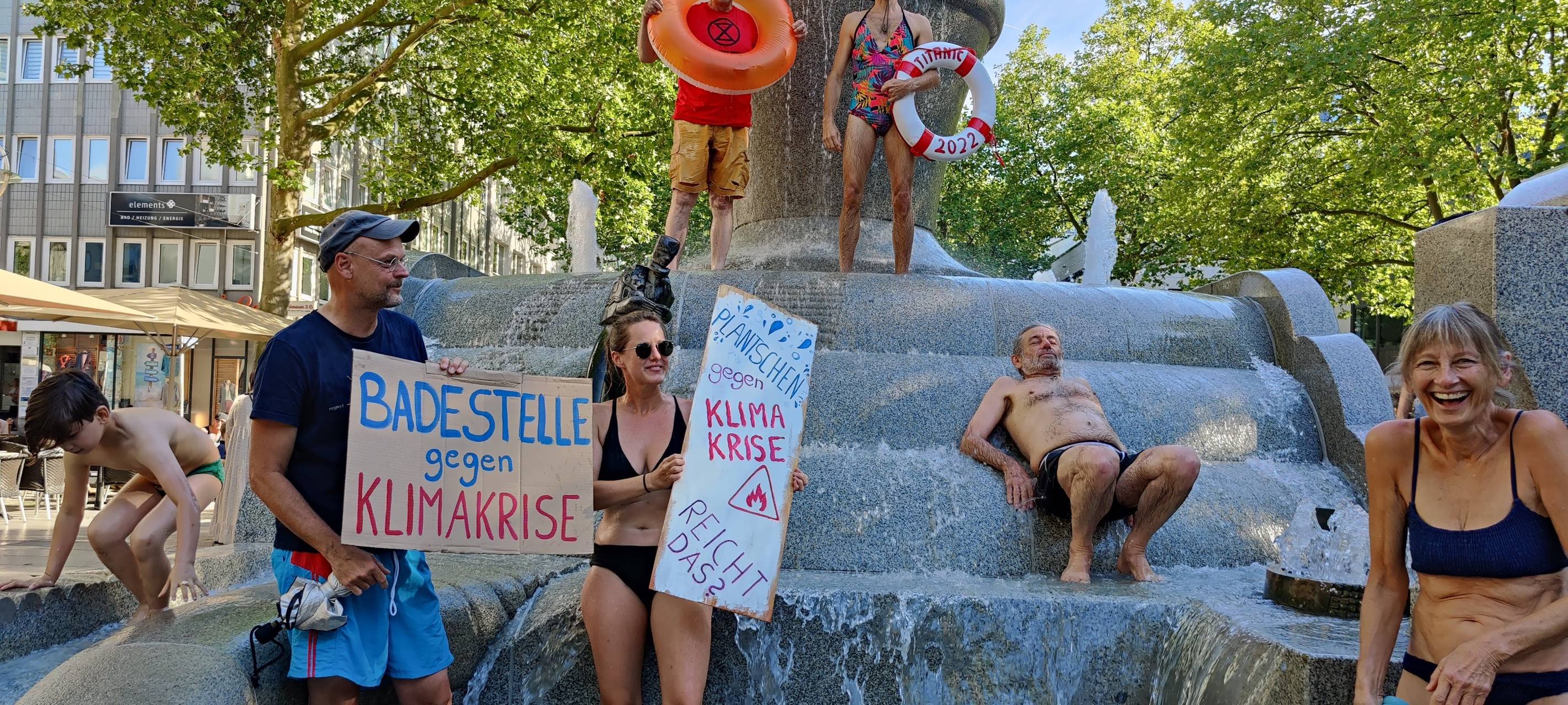 Dortmund: Umweltaktivisten baden in Brunnen
