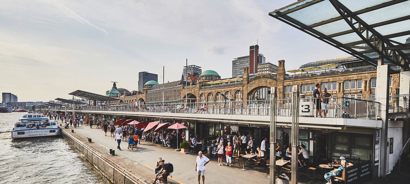 Hamburg: Landungsbrücke Wasserseite
