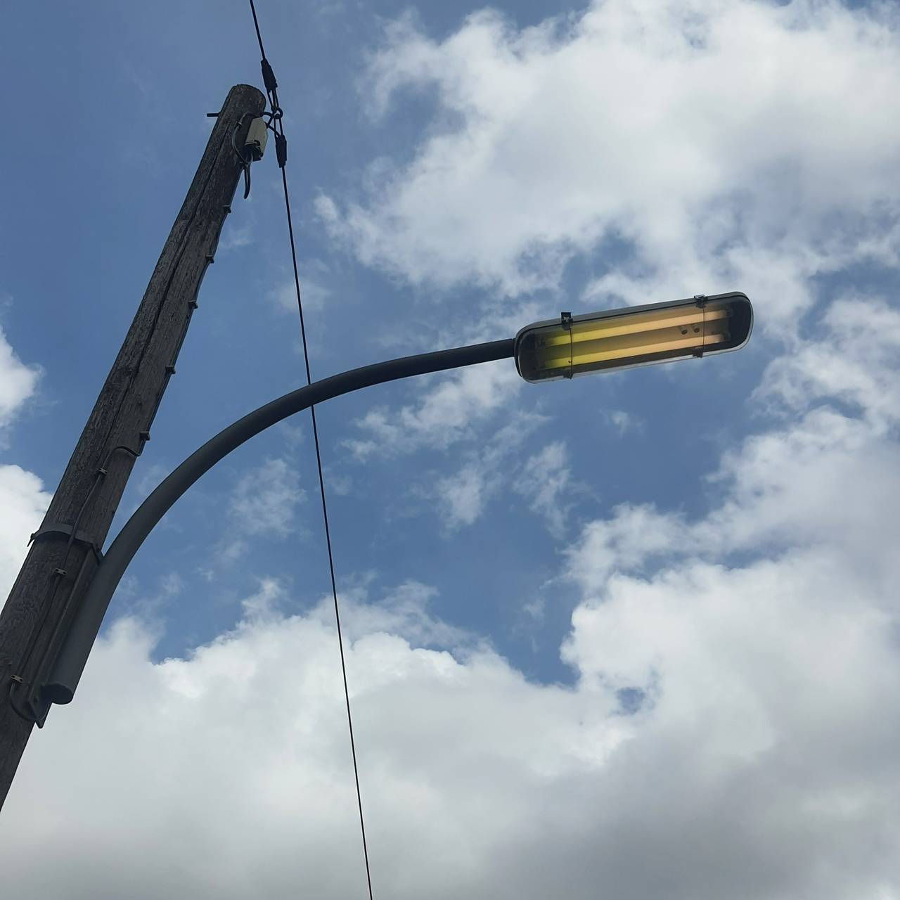 Tag und Nacht brennt die Laterne an der Overgünne in Dortmund.