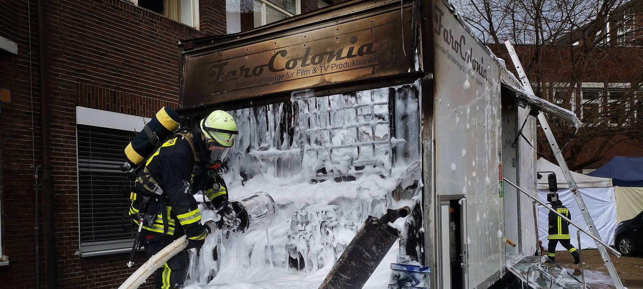 LKW im Hof der Kinderklinik abgebrannt