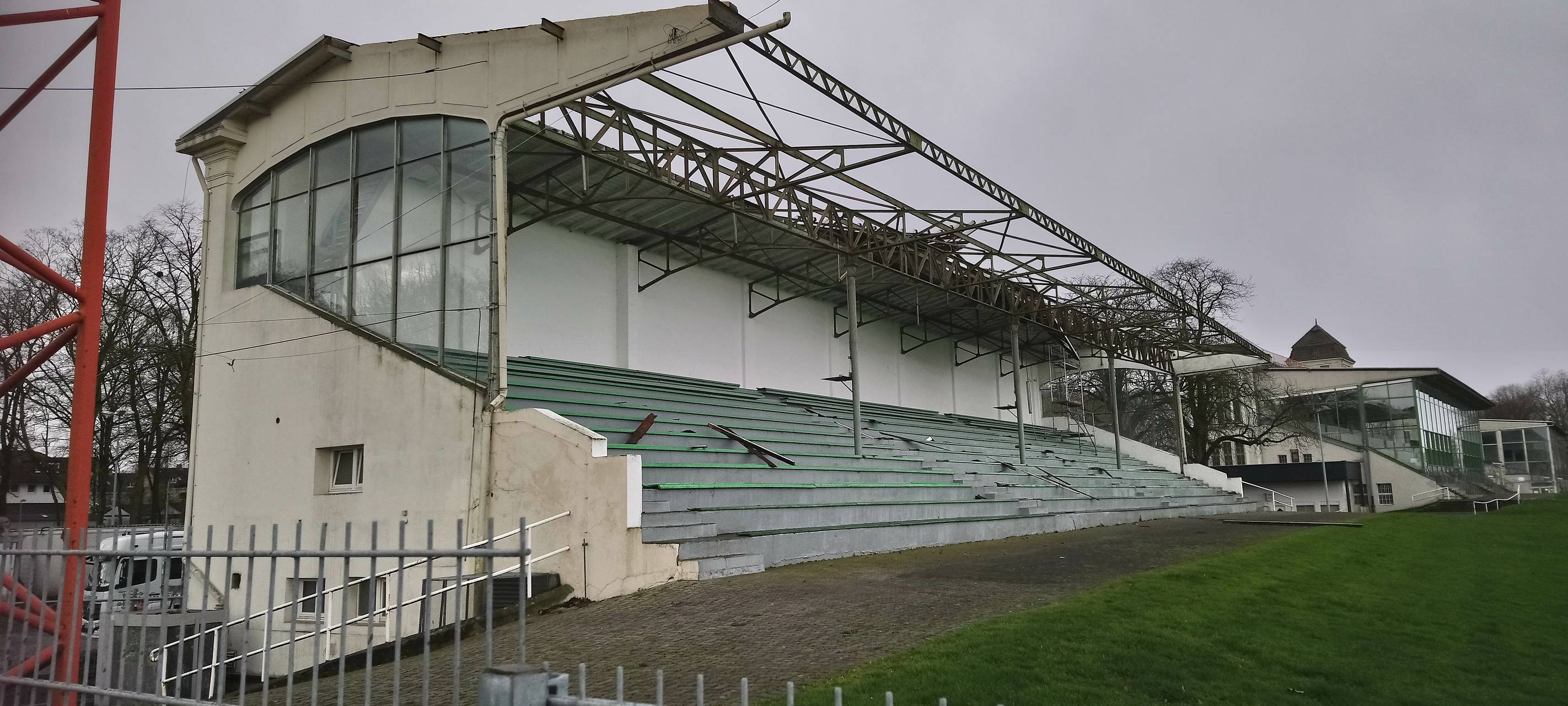 Schwere Sturmschäden auf Rennbahn