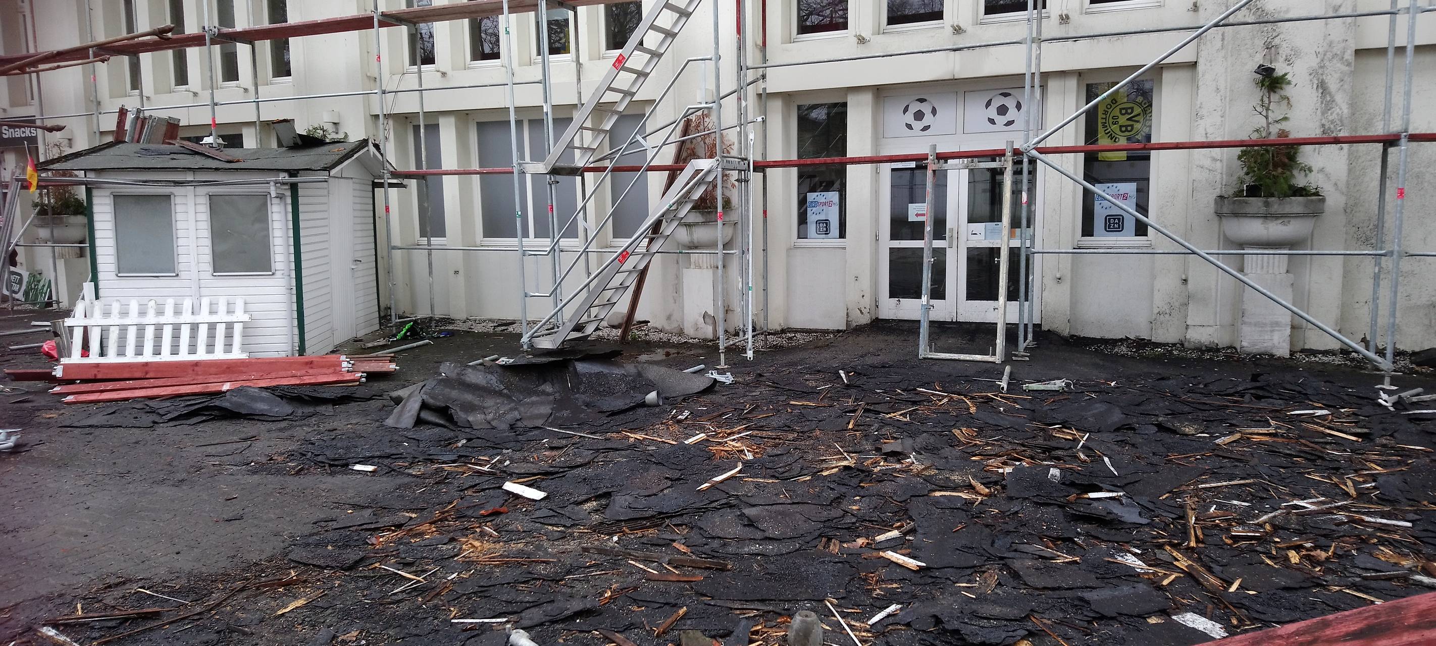 Schwere Sturmschäden auf Rennbahn