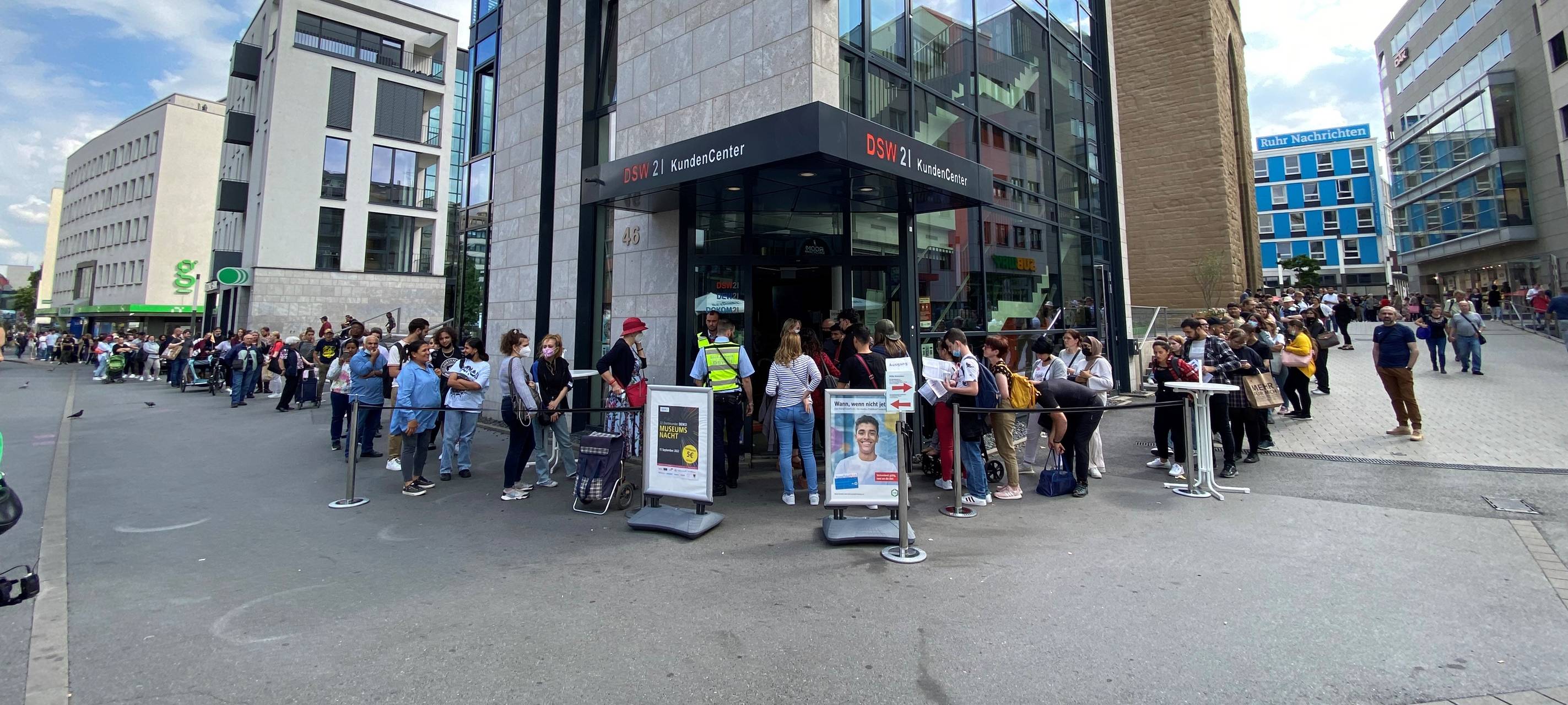 Chaos: Warteschlangen vor DSW-Kundencenter