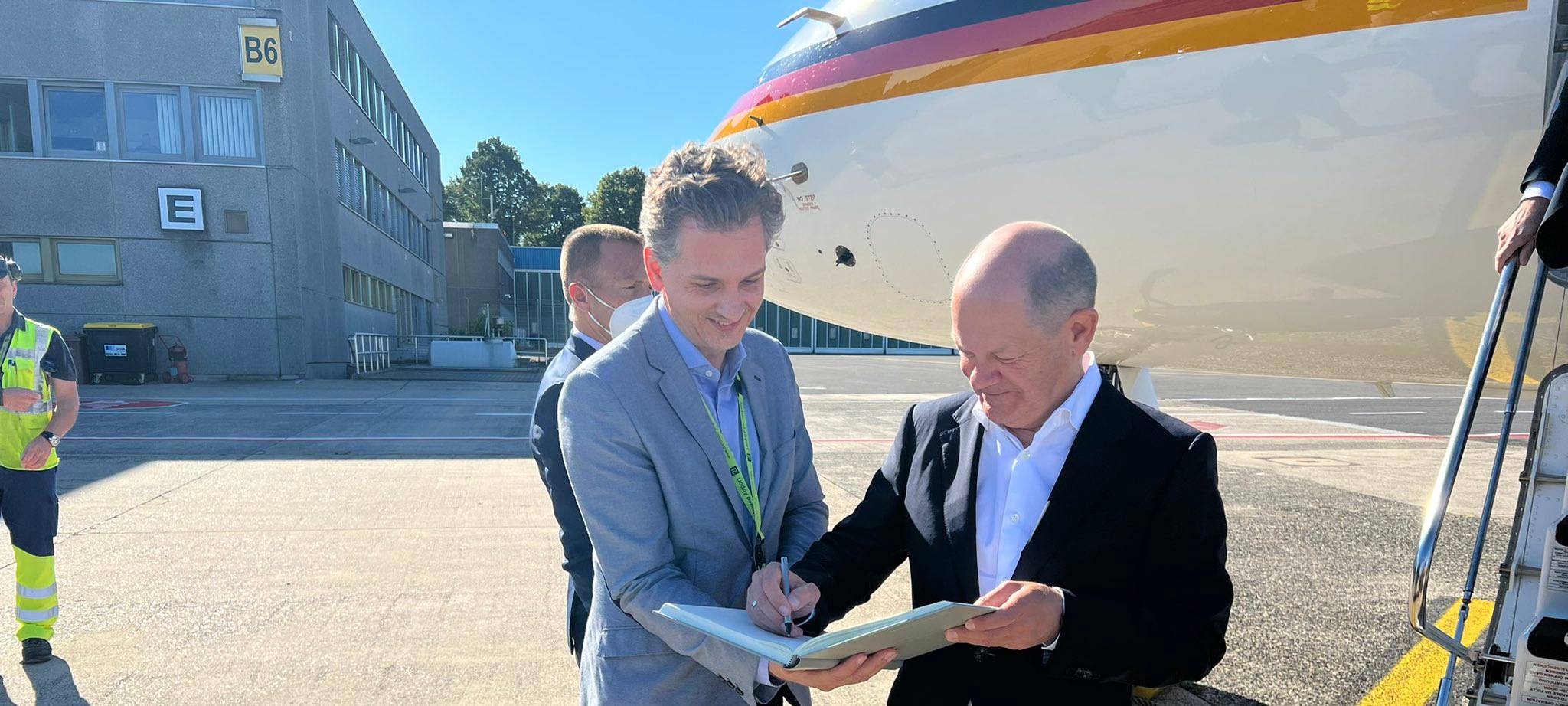 Dortmund: Bundeskanzler Scholz am Flughafen gelandet