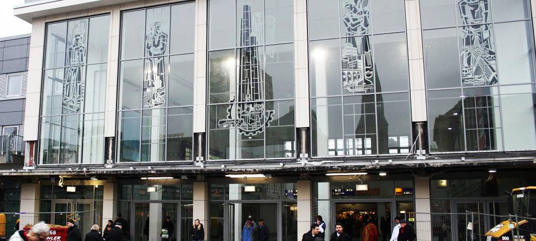 Schwarzfahrerin beißt Polizisten in die Wade