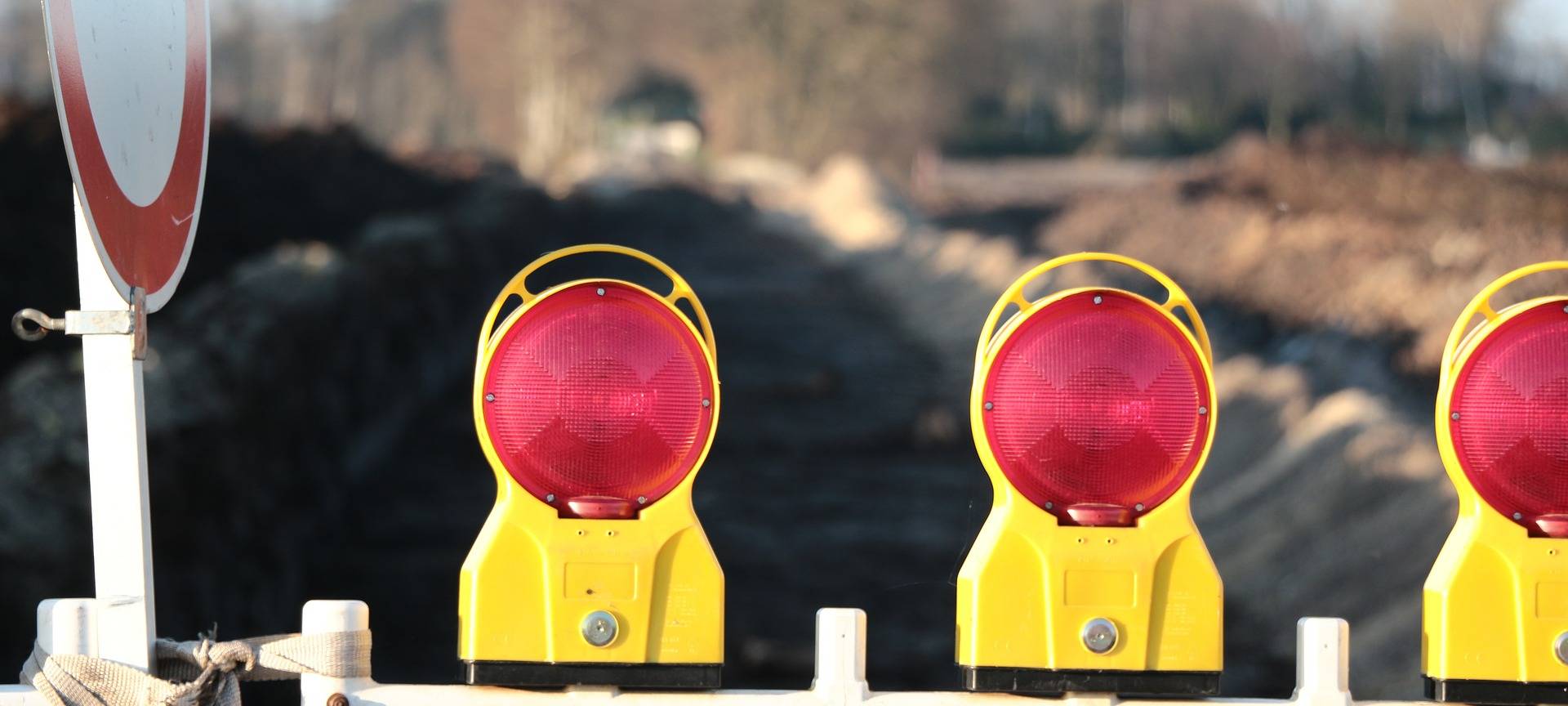 Straßenabsperrung an einer Baustelle (Symbolbild)
