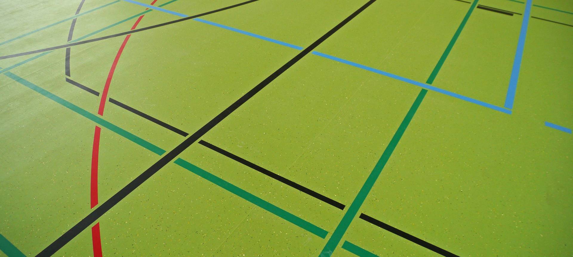 Hallenboden einer Sporthalle