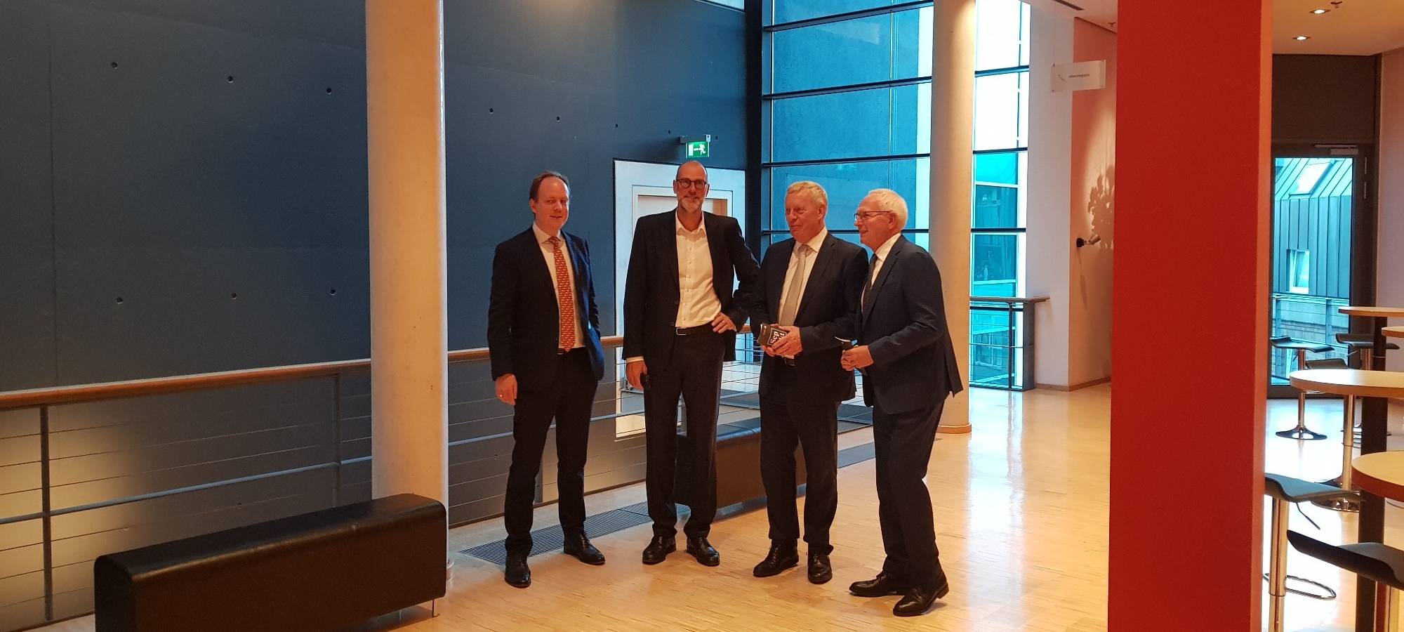 Von links nach rechts der aktuelle Konzerthausintendant Raphael von Hoensbroech, der ehemalige Intendant Benedikt Stampa, Kulturdezernent Jörg Stüdemann und Gründungsintendant Ulrich Andreas Vogt