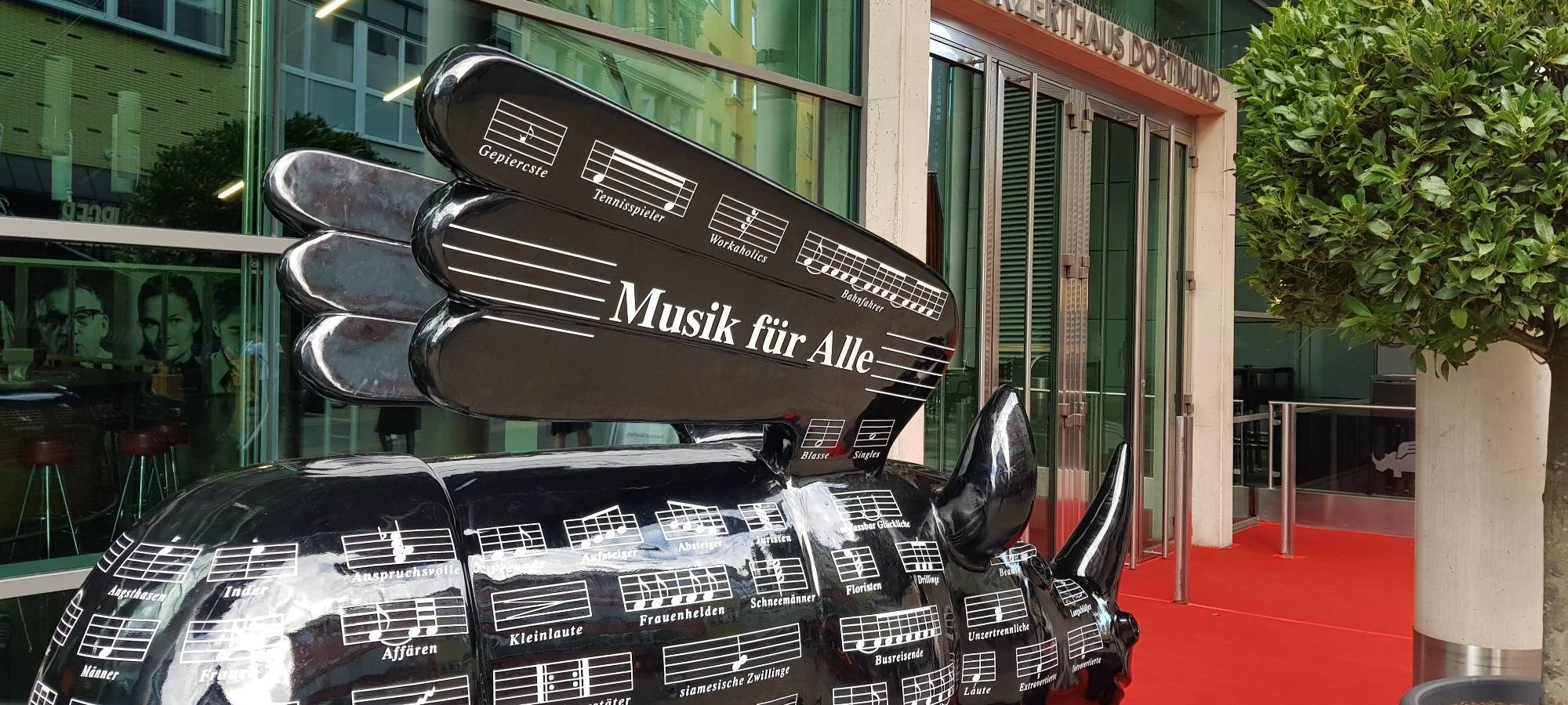 Ein Nashorn vor dem Dortmunder Konzerthaus.