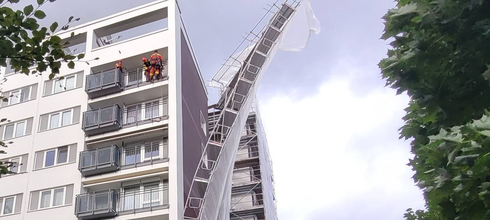Dortmunder Höhenretter im Einsatz: Baugerüst droht zu kippen