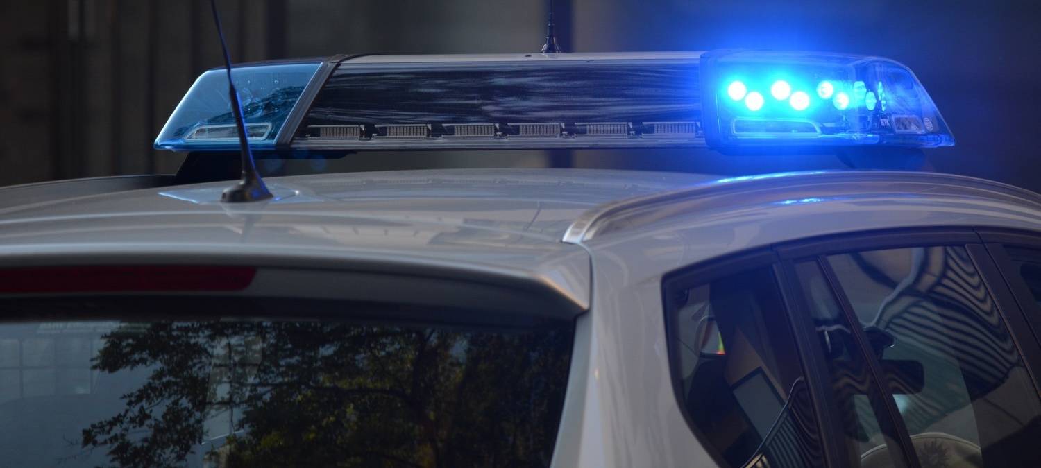 Das Blaulicht einer Polizeistreife blinkt