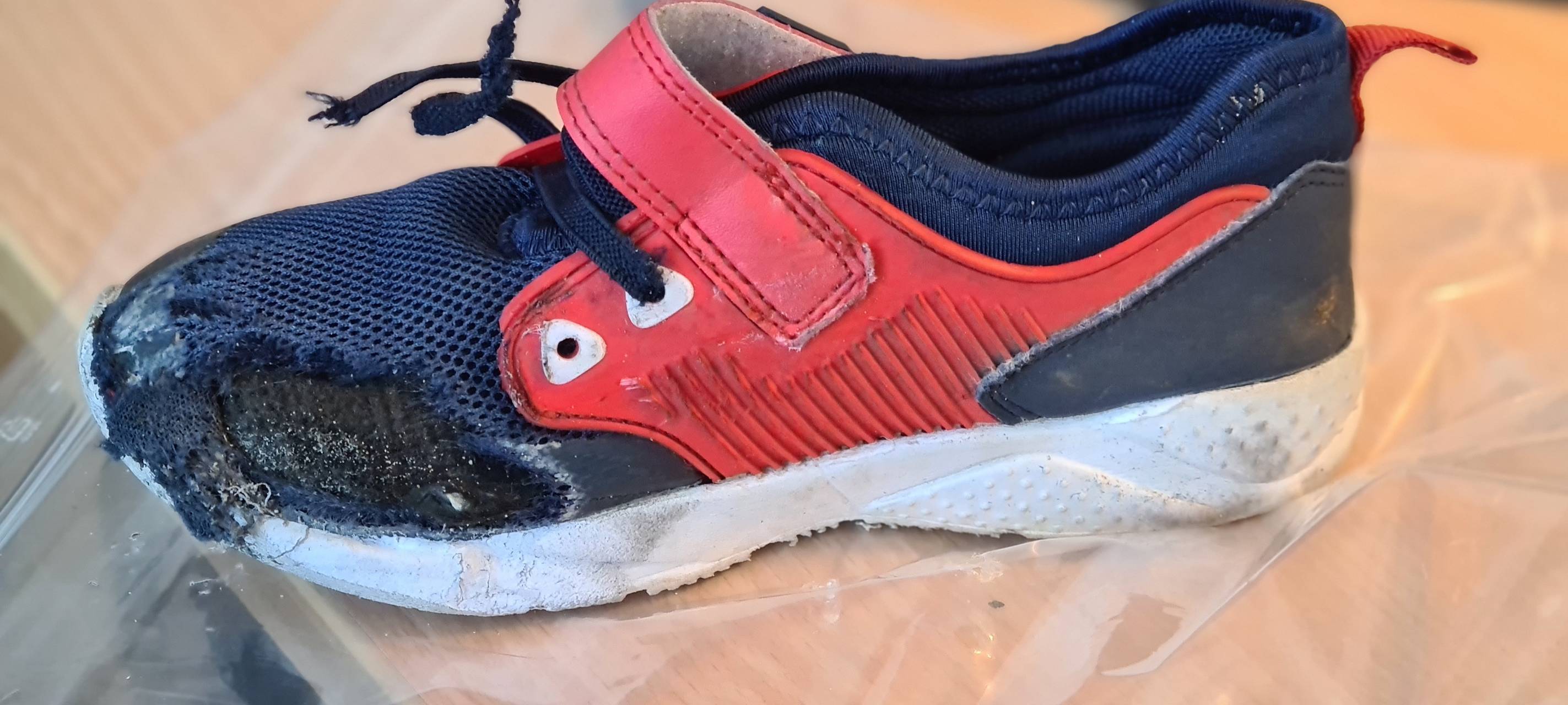 Die Polizei sucht nach einem Unfall mit diesem Schuh-Foto nach dem möglicherweise verletzten Jungen
