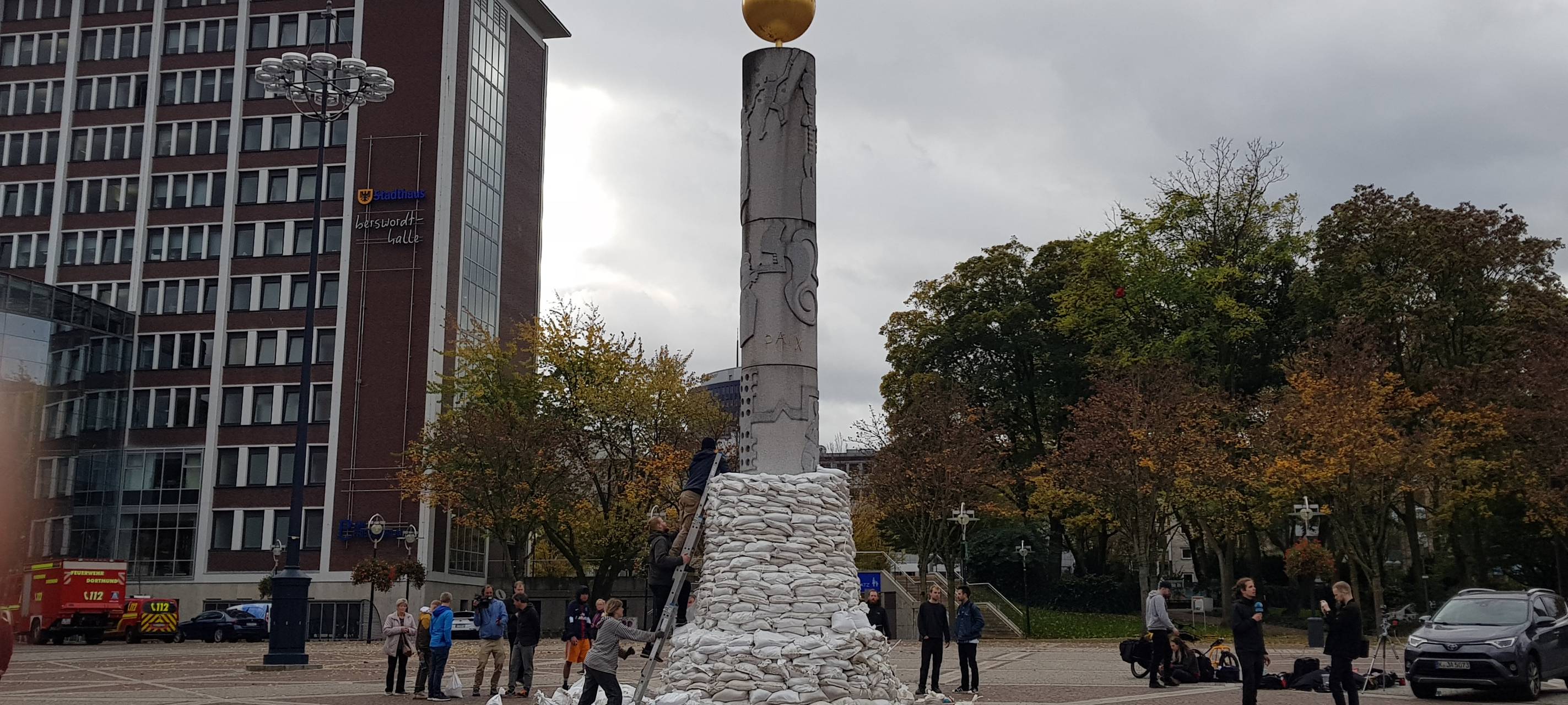 Studierende in Dortmund stapeln Sandsäcke für den Frieden