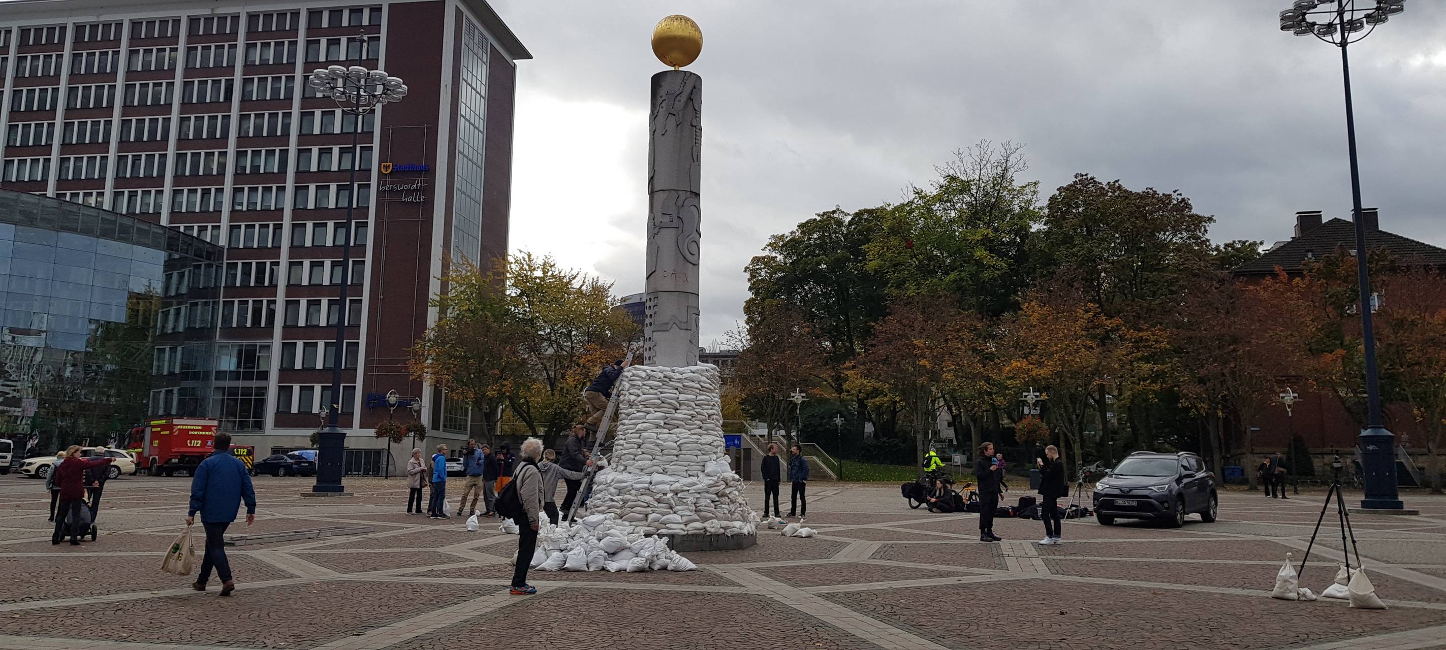 Studierende in Dortmund stapeln Sandsäcke für den Frieden
