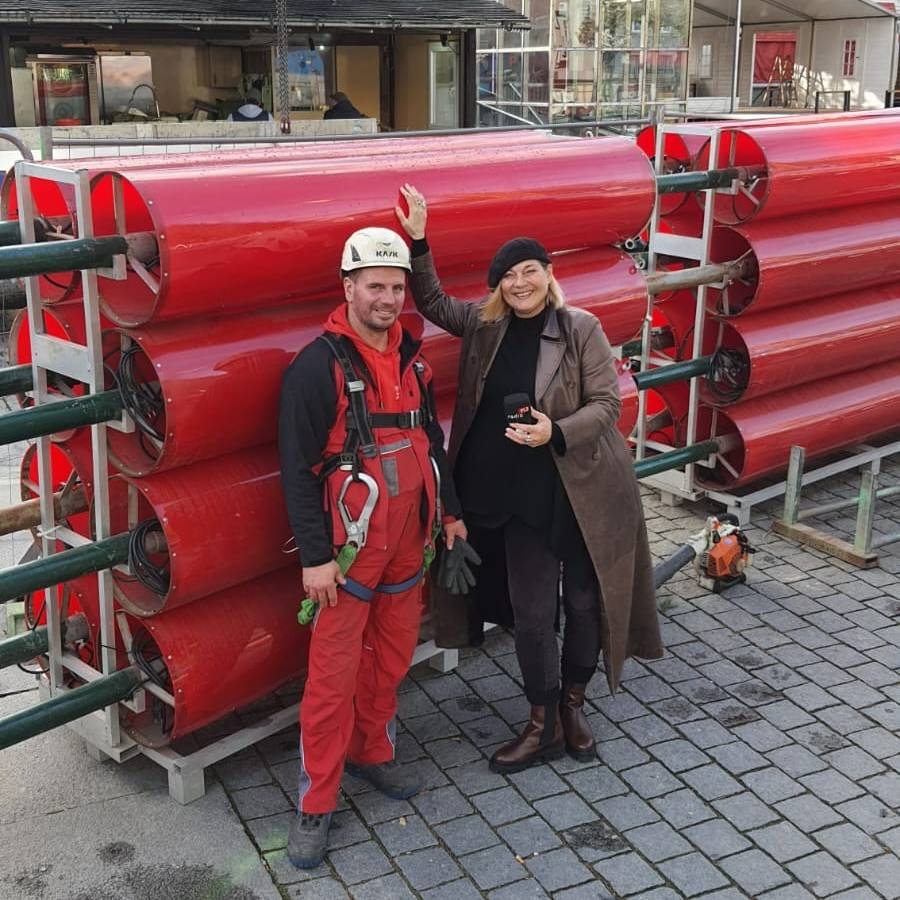 Flug" mit dem Hubwagen am Dortmunder Weihnachtsbaum zusammen mit Montageleiter Peter Buchta.