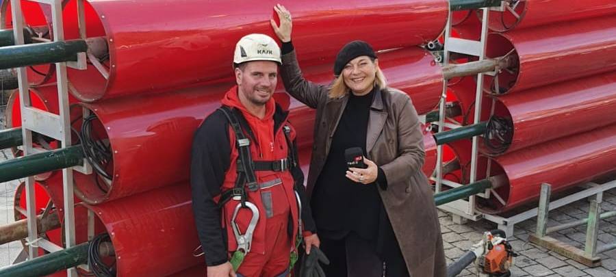 Flug" mit dem Hubwagen am Dortmunder Weihnachtsbaum zusammen mit Montageleiter Peter Buchta.