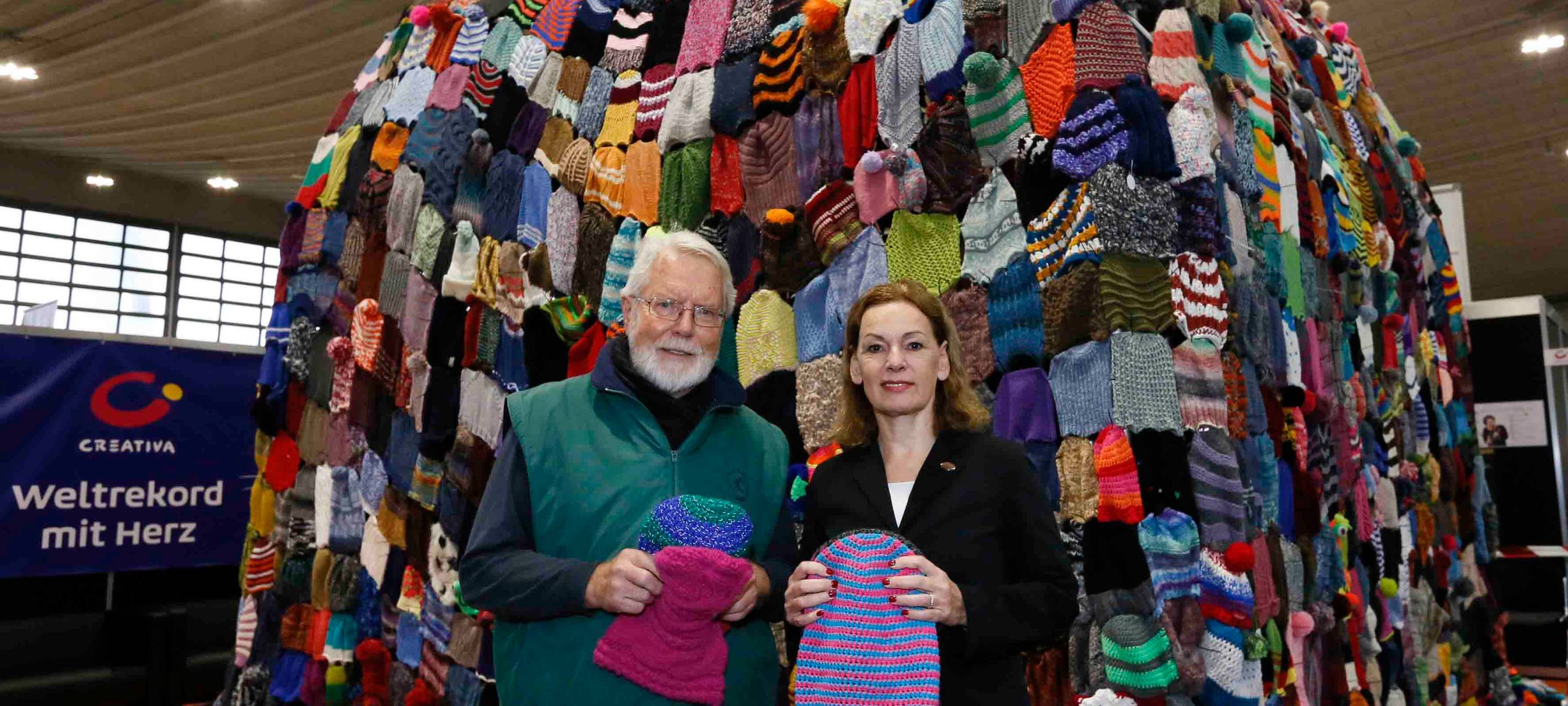 In den Dortmunder Westfalenhallen ist am Samstag die größte Strickmütze der Welt zusammengebaut worden.