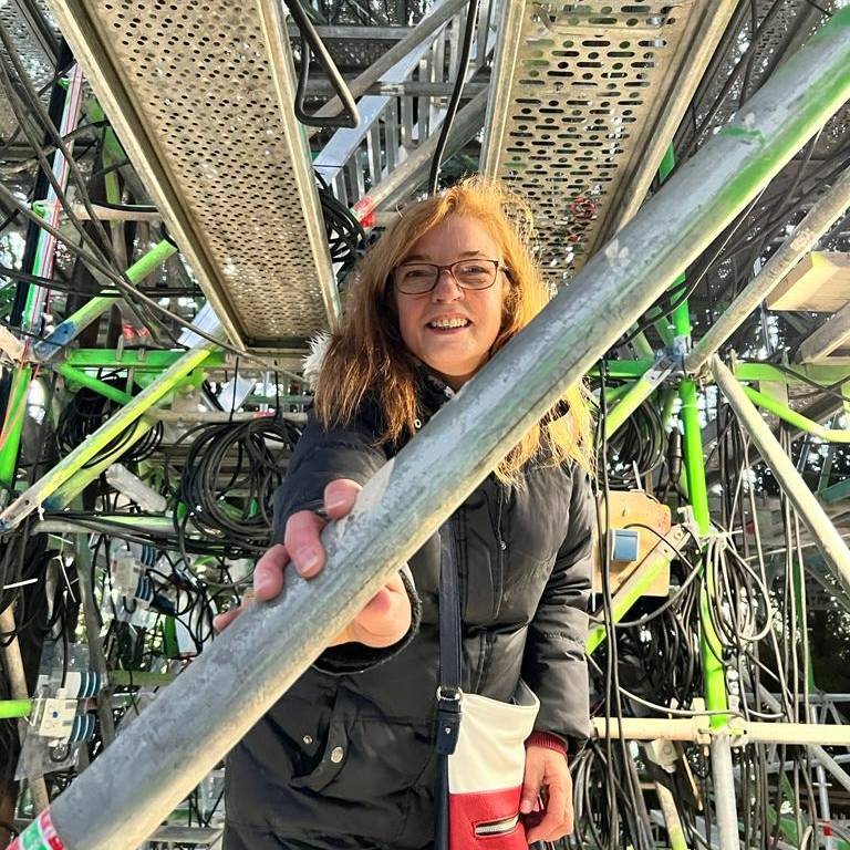 Radio 91.2-Reporterin Karin Jurke im Dortmunder Weihnachtsbaum.