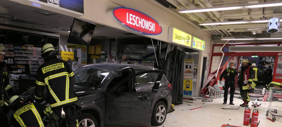 Medizinischer Notfall: 53-jähriger Dortmunder steuert Auto in Supermarkt