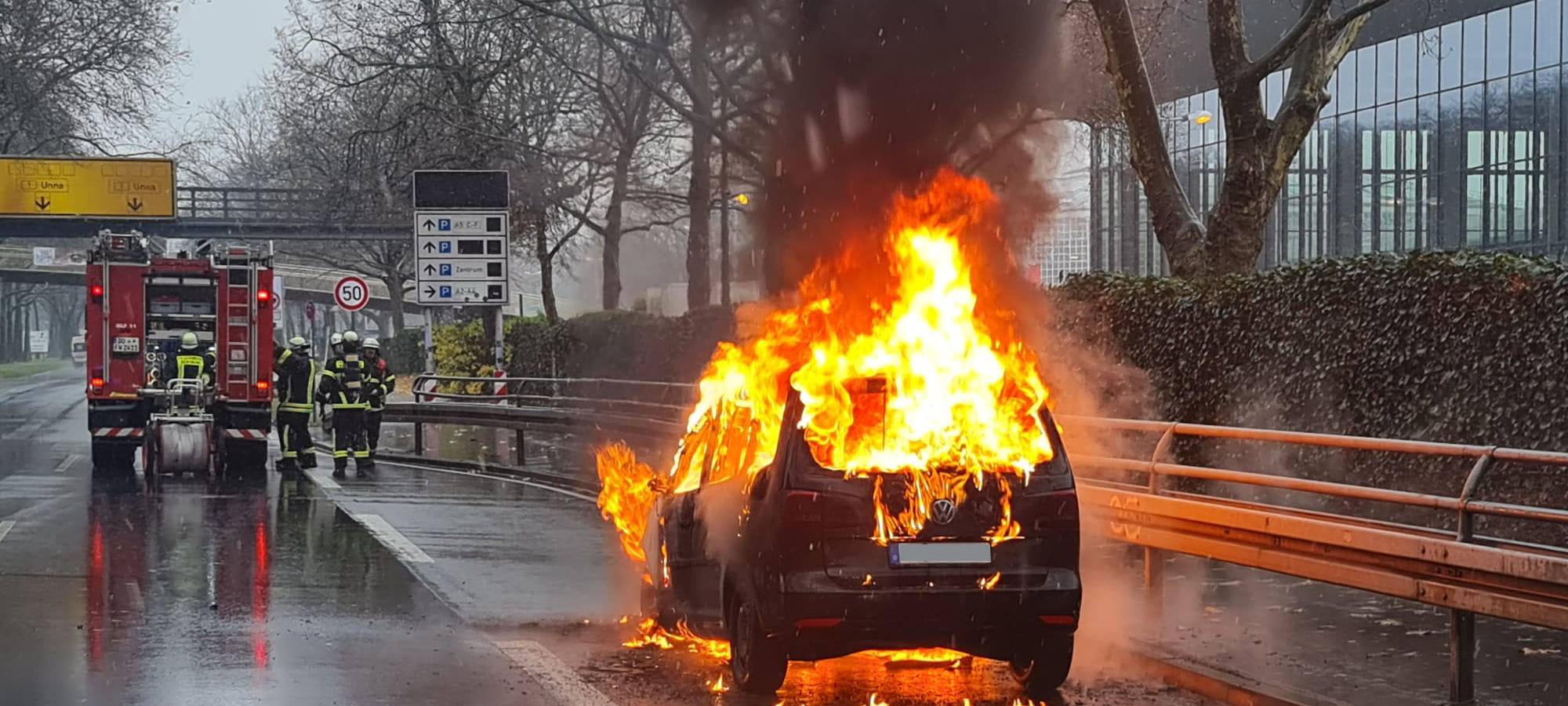 Dortmund: Auto brennt auf B1 aus