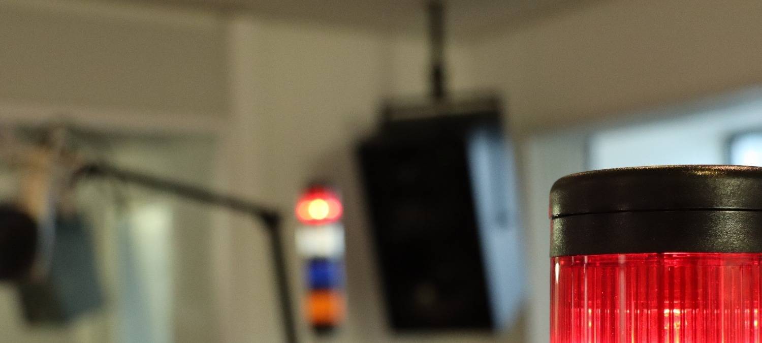 Im Studio leuchtet eine rote Lampe.