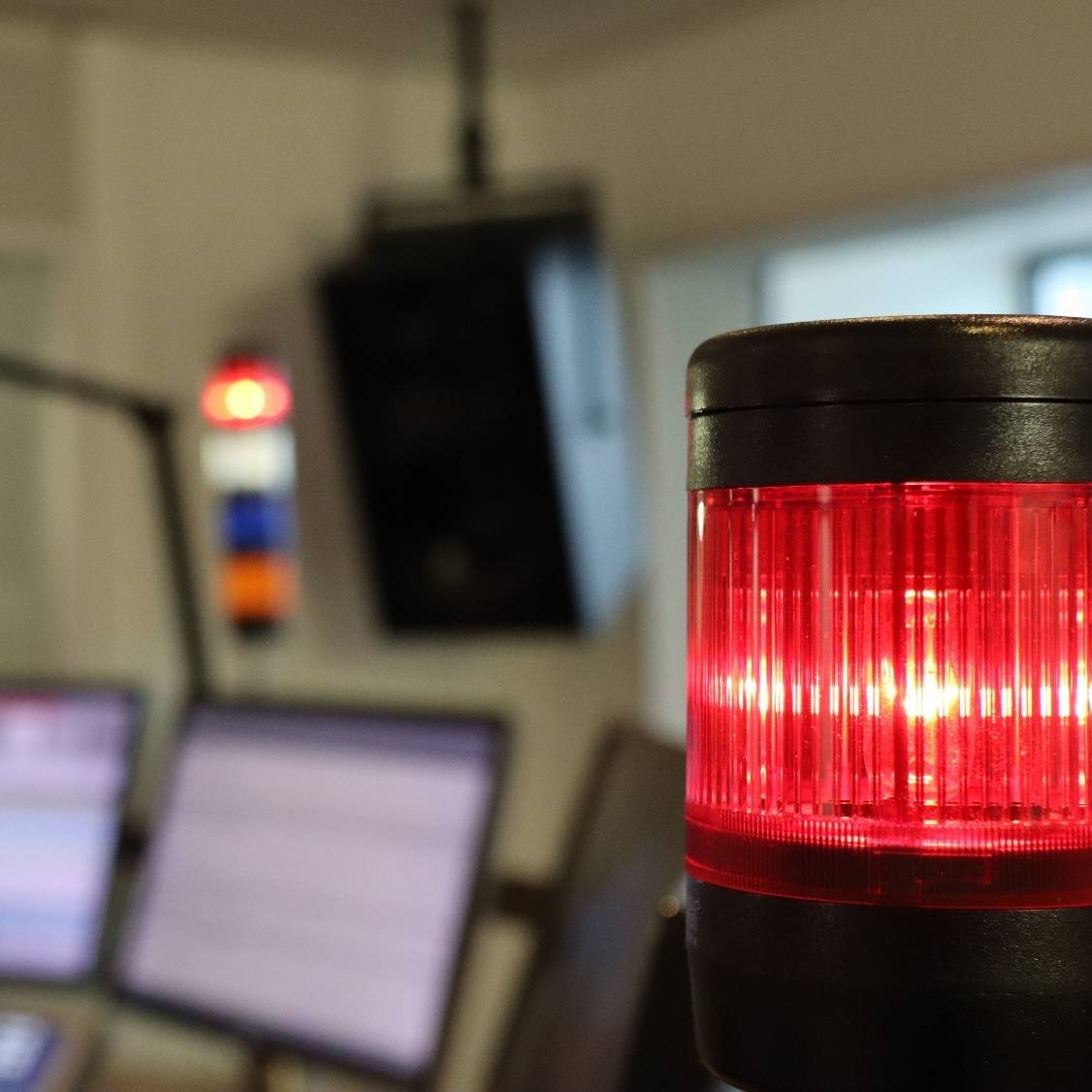 Im Studio leuchtet eine rote Lampe.