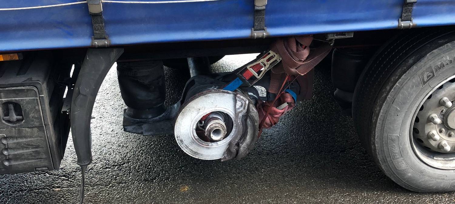 Dortmund: Polizei legt völlig kaputten Sattelzug still