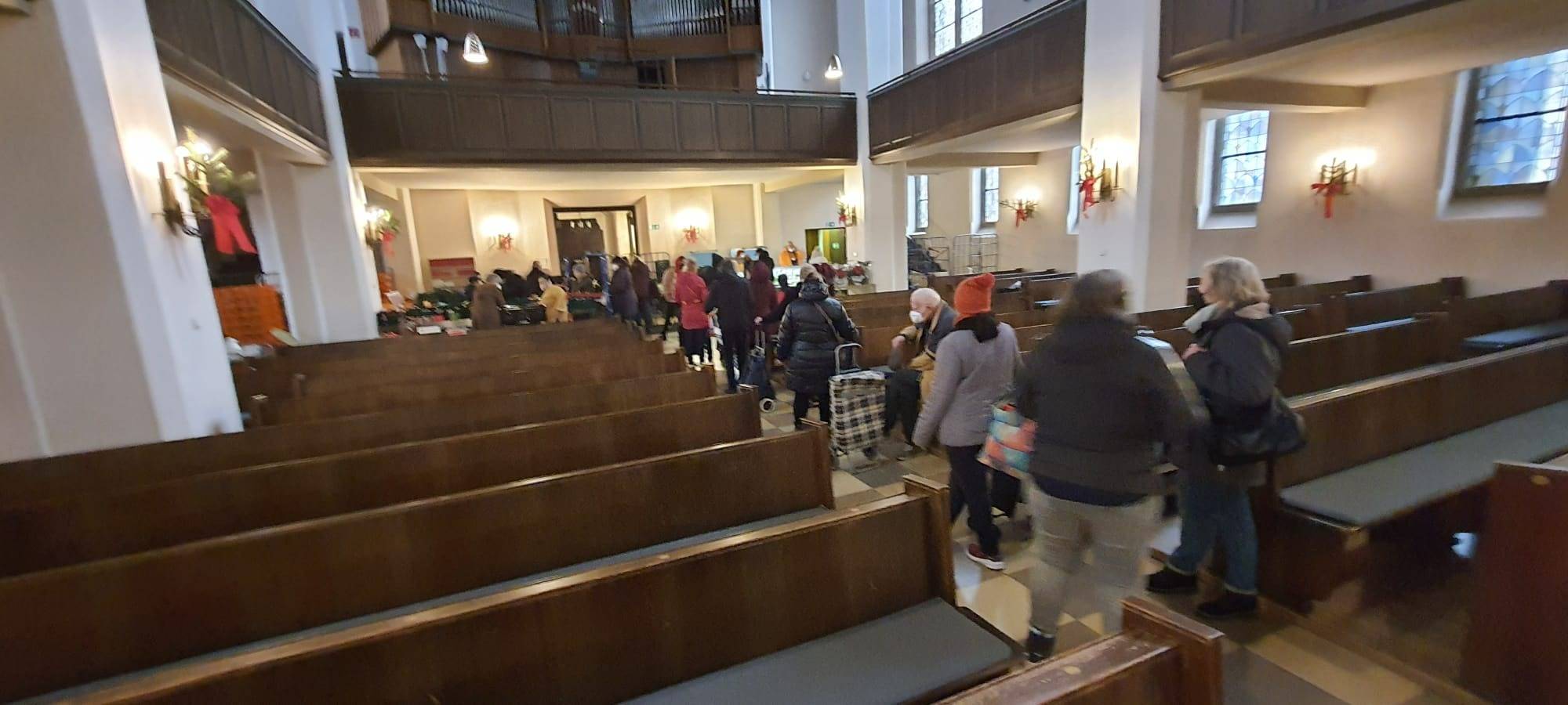Dortmunder Tafel verteil Lebensmittel in der Lutherkirche in Dortmund Hörde.