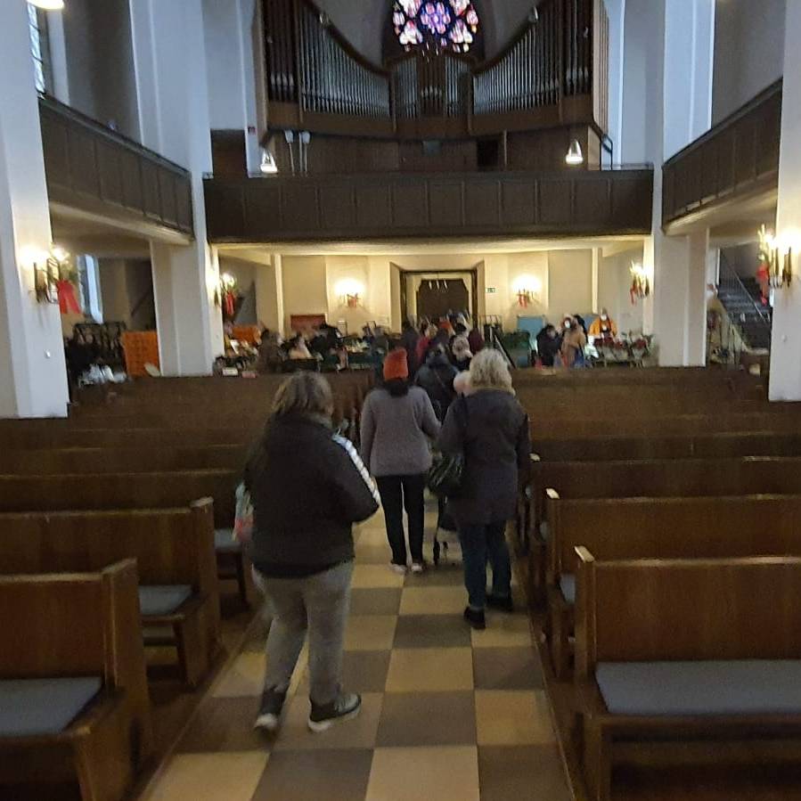 Dortmunder Tafel verteil Lebensmittel in der Lutherkirche in Dortmund Hörde.