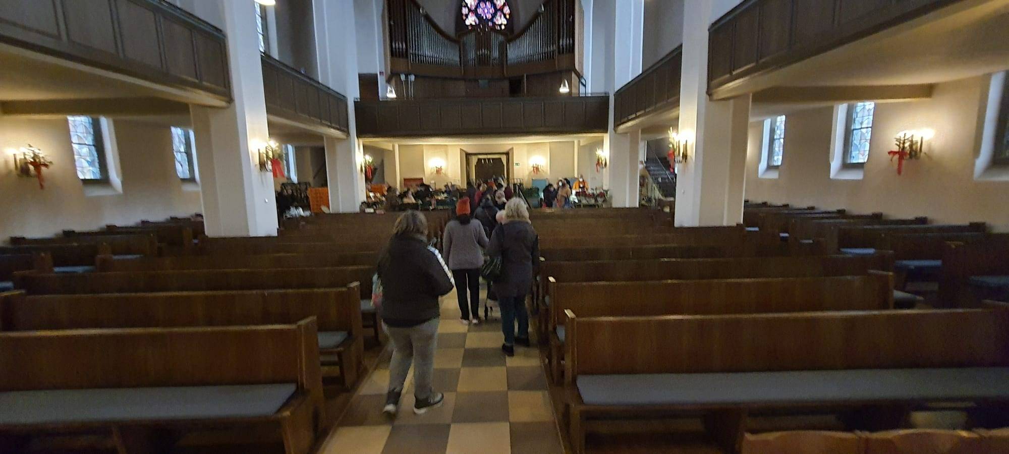 Dortmunder Tafel verteil Lebensmittel in der Lutherkirche in Dortmund Hörde.