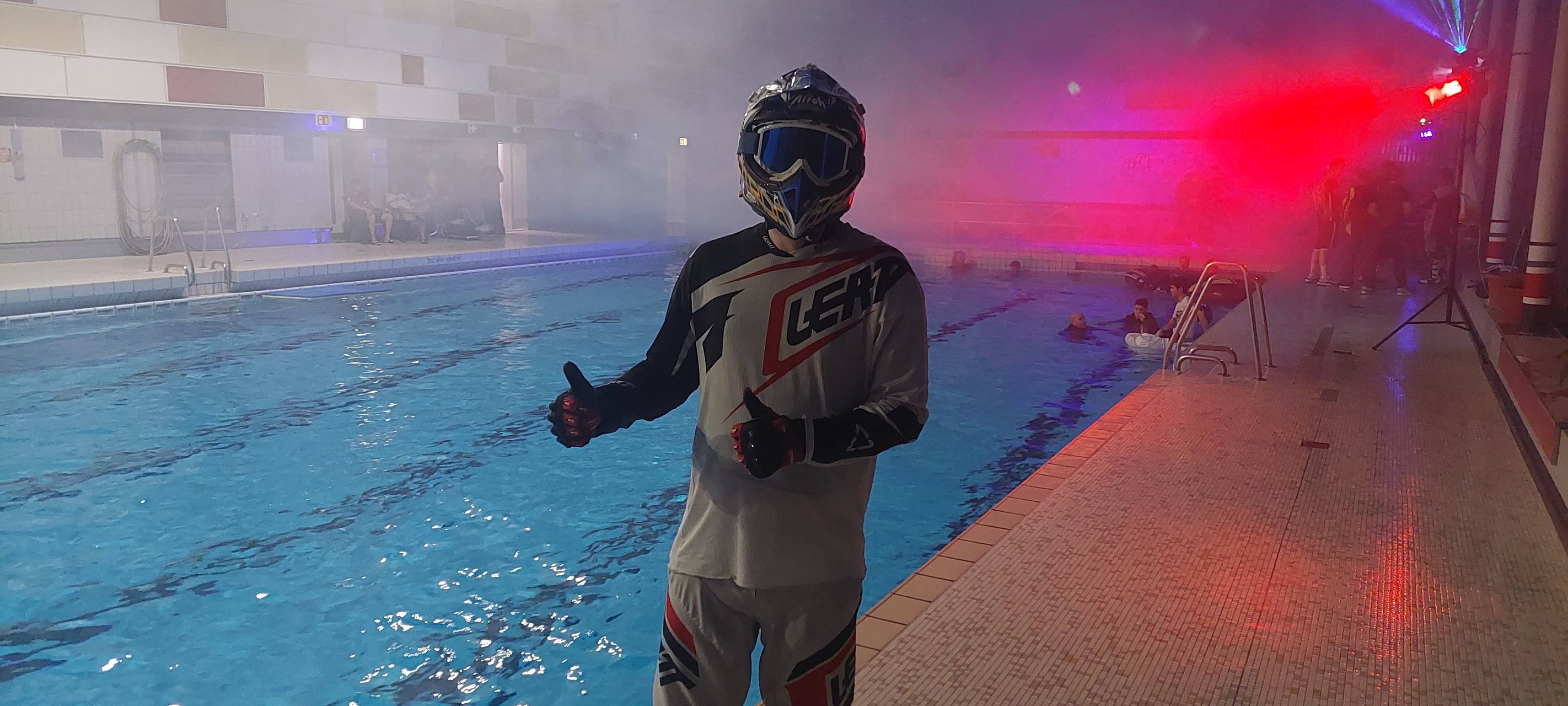 Mit Klamotten ins Dortmunder Hallenbad