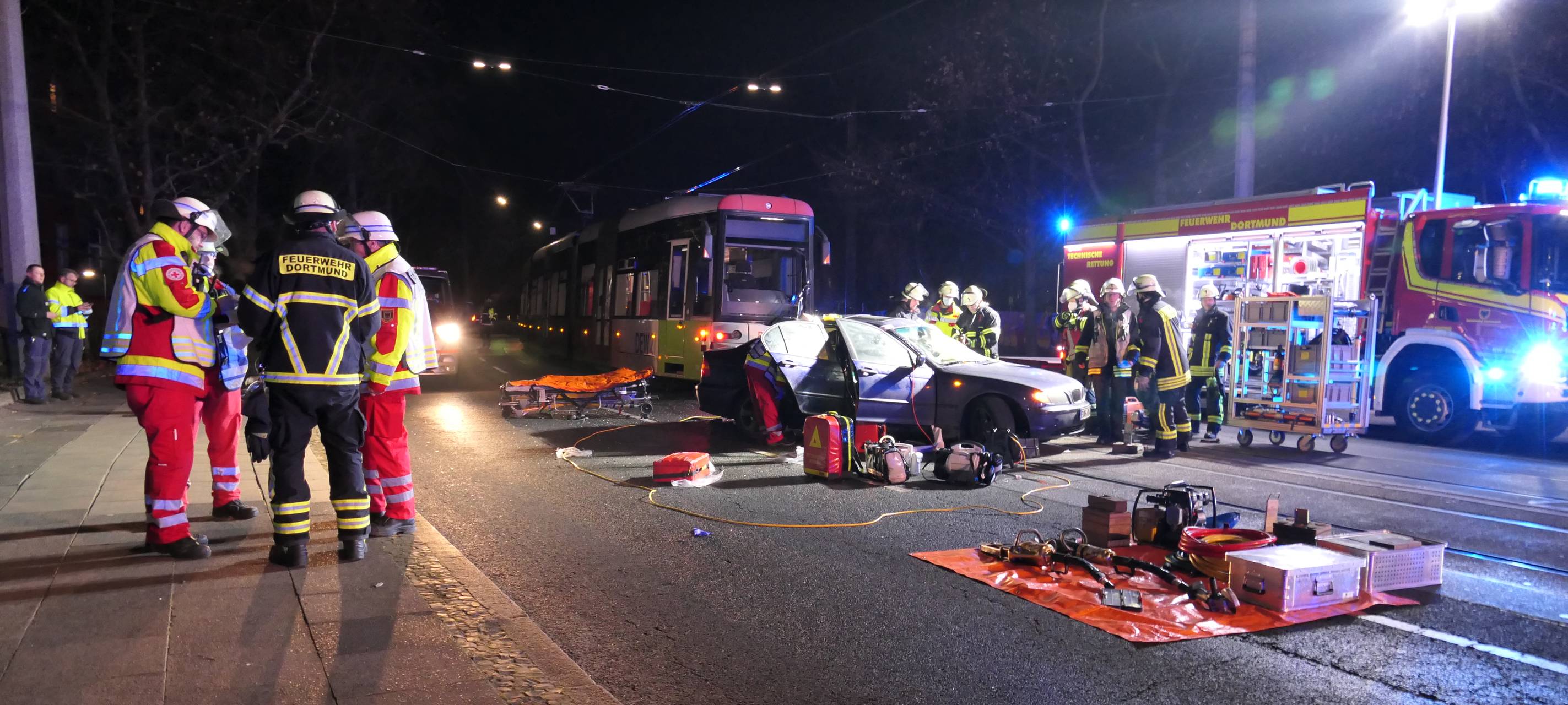 Dortmund-Mitte: Auto mit Straßenbahn kollidiert
