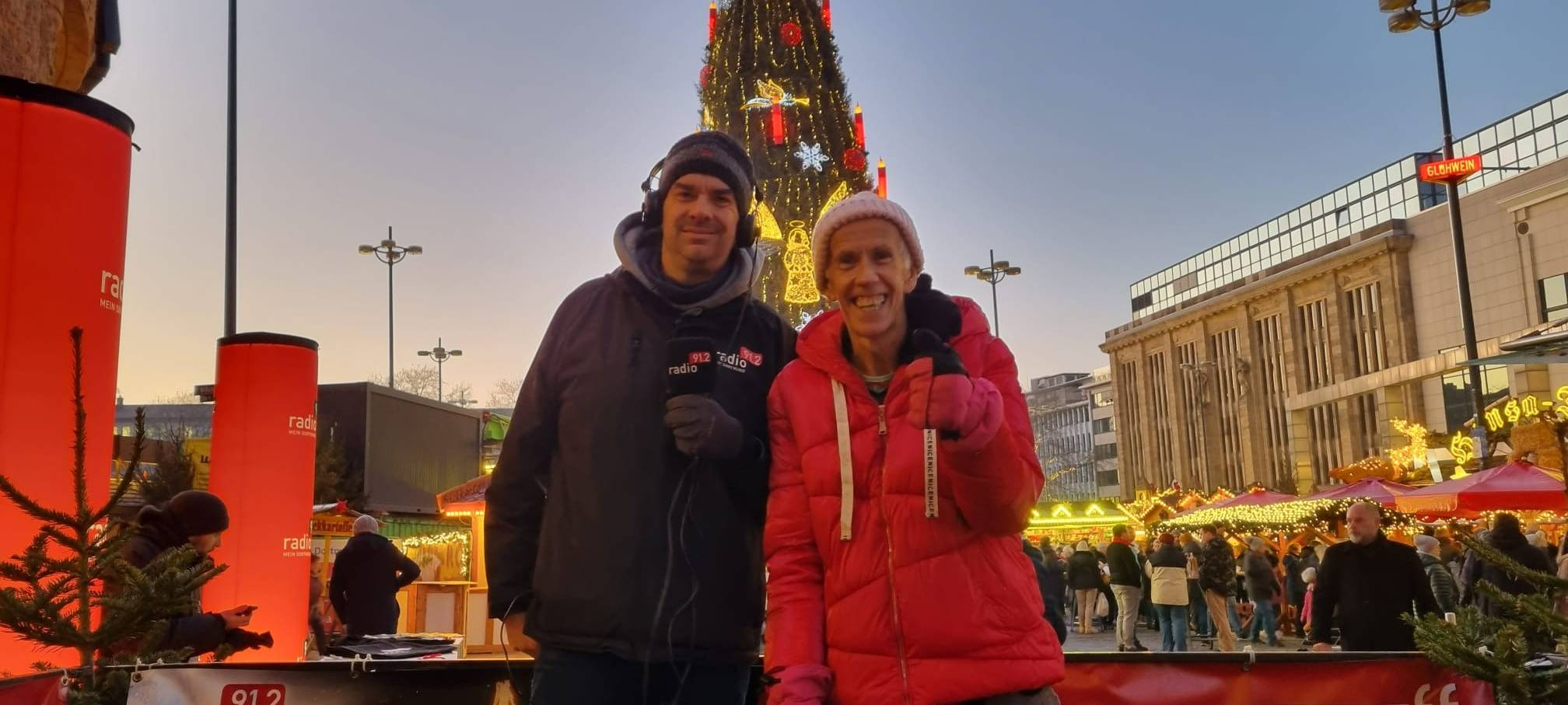 Guten Morgen Dortmund Moderator Tim Schmutzler (l.) und Radio 91.2-Wettermann Burkhard Dreischer am Selfie Point auf dem Dortmunder Weihnachtsmarkt.